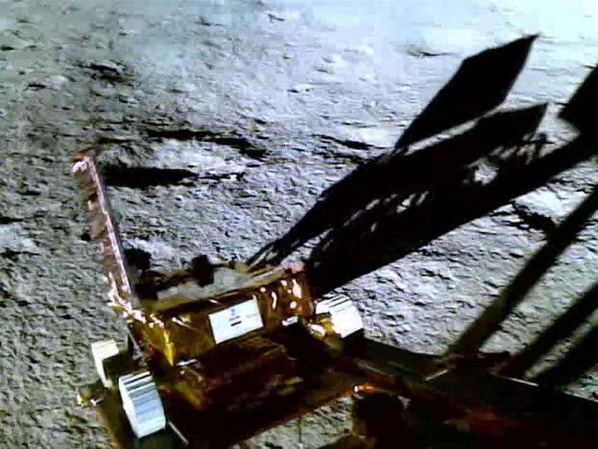 Esta captura de pantalla tomada y publicada por la Organización de Investigación Espacial de la India (ISRO) el 25 de agosto de 2023 muestra el rover Chandrayaan-3 mientras maniobraba desde el módulo de aterrizaje lunar hasta la superficie de la Luna.&nbsp; &nbsp;