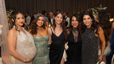 Varias asistentes posando para una foto en la noche de la gala.&nbsp;