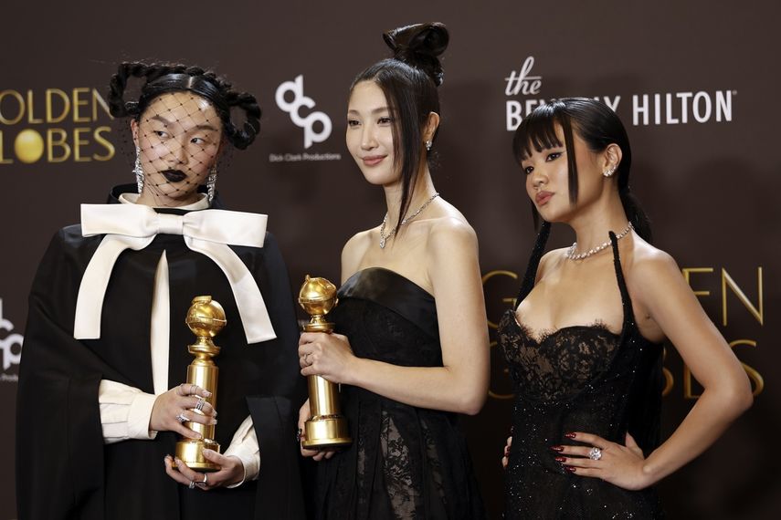 Las integrantes del grupo musical KPop Demon Hunters, Audrey Nuna (i), Ejae (c) y Rei Ami posando durante la gala anual de los premios Globo de Oro en California.