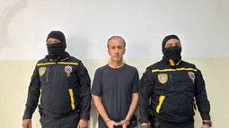 El exministro de Petróleo venezolano Tareck El Aissami (C) escoltado por miembros de la Policía Nacional Anticorrupción tras su arresto en Caracas. según muestra la fotografía difundida por la Fiscalía General de Venezuela el 9 de abril de 2024,&nbsp;