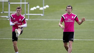 El delantero galés del Real Madrid, Gareth Bale (d), junto al alemán Toni Kroos (i), durante el entrenamiento efectuado esta tarde en Valdebebas, . EFE/Ballesteros