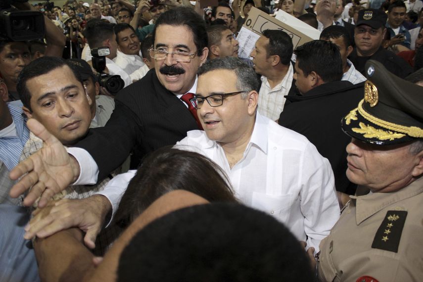 En esta foto de archivo del 2 de febrero de 2014, el entonces presidente salvadoreño Mauricio Funes, de blanco al centro acompañado por el expresidente hondureño Manuel Zelaya.&nbsp;