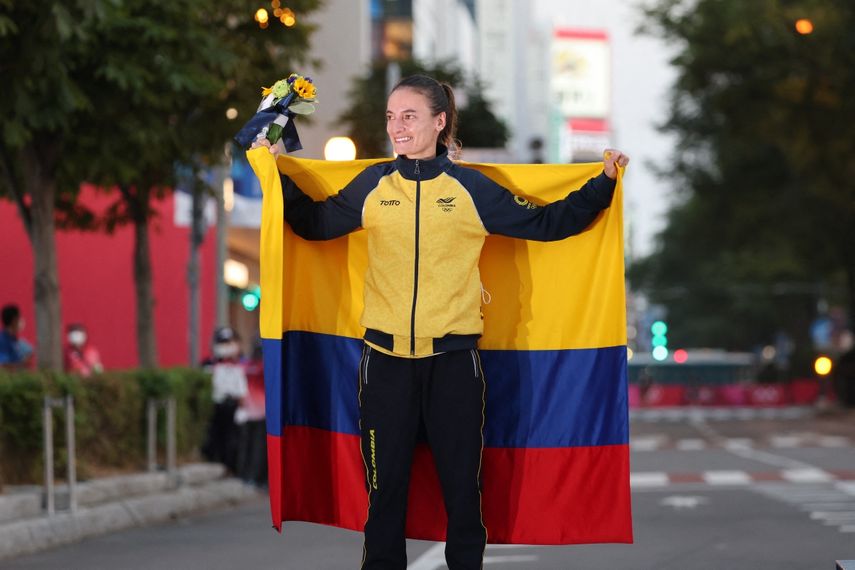 La colombiana Sandra Lorena Arenas, que&nbsp;ocupa el segundo lugar, celebra en el podio durante la ceremonia de entrega de medallas luego de competir en el evento de marcha de 20 km para mujeres durante los Juegos Olímpicos de Tokio 2020&nbsp;