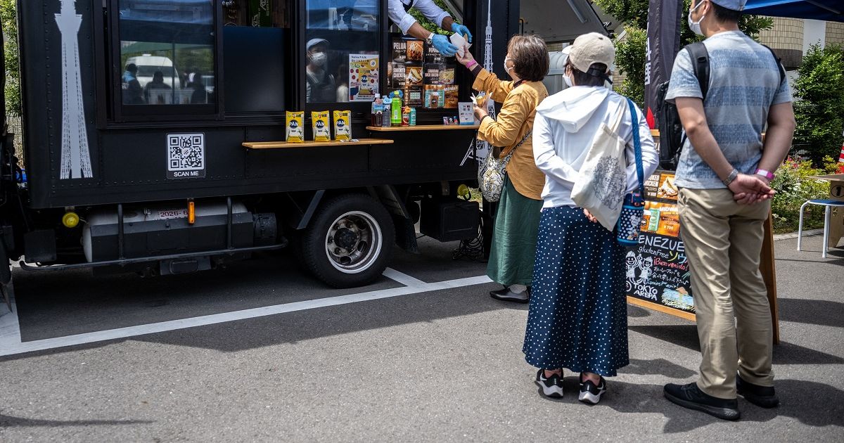 Un chamo ofrece sus arepas en la Alborada, Comunidad