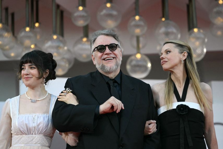 El director y productor mexicano Guillermo Del Toro y sus invitados asisten a la alfombra roja de la película Frankenstein, presentada en competencia en el 82º Festival Internacional de Cine de Venecia, en el Lido de Venecia el 30 de agosto de 2025.&nbsp;