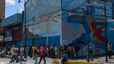 Ciudadanos de Venezuela&nbsp;usan mascarillas en los alrededores de un mercado municipal como medida preventiva contra el nuevo coronavirus, COVID-19, en Caracas el 18 de marzo de 2020.