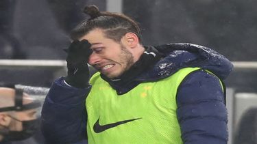 El centrocampista galés del Tottenham Hotspurs Gareth Bale reacciona en la línea de banda durante el partido de fútbol de la Premier League inglesa entre Tottenham Hotspur y Chelsea en el Tottenham Hotspur Stadium de Londres, el 4 de febrero de 2021.