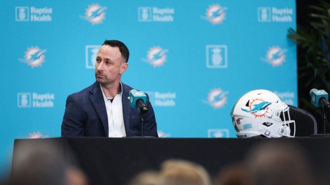 El nuevo gerente general de los Dolphins de Miami, Jon-Eric Sullivan, habla durante una conferencia de prensa, el 22 de enero de 2026.