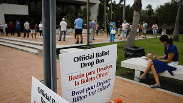 Votantes hacen fila en una biblioteca habilitada para ejercer el sufragio en Miami-Dade.