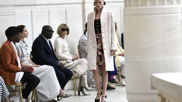 La directora editorial global de Vogue Anna Wintour, el editor en jefe de Vogue británico y el director editorial europeo de Vogue, Edward Enninful, observan a una modelo mientras presenta una creación para Chanel durante el Womens Fall-Winter 2022/Desfile de la colección Haute Couture 2022 en el Palais Galliera de París, el 6 de julio de 2021. Marcas de lujo organizan desfiles para colecciones crucero.