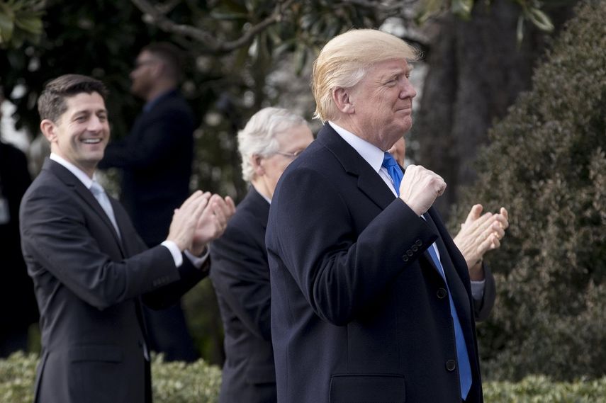 El presidente Donald&nbsp;Trump&nbsp;(d), celebra con el presidente republicano de la Cámara de Representantes, Paul Ryan (i), y otros republicanos la aprobación de la reforma fiscal el miércoles 20 de diciembre de 2017, en el ala sur de la Casa Blanca, en Washington DC, EEUU.