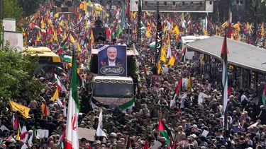 Iraníes siguen a un camión (centro) que traslada los féretros del líder de Hamás, Ismail Haniyeh, y de su guardaespaldas, que murieron el miércoles en un ataque atribuido a Israel, durante su procesión funeraria en la plaza Enqelab-e-Eslami, en Teherán, Irán, el 1 de agosto de 2024.&nbsp;
