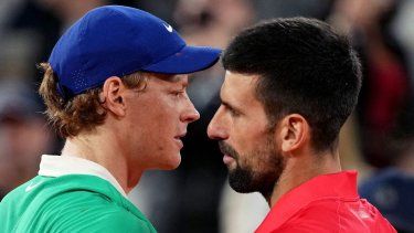 El italiano Jannik Sinner (izq.) es felicitado por el serbio Novak Djokovic después de ganar su partido de semifinales individuales masculino en el día 13 del torneo de tenis Abierto de Francia en la cancha Philippe-Chatrier en el Complejo Roland-Garros en París el 6 de junio de 2025.
