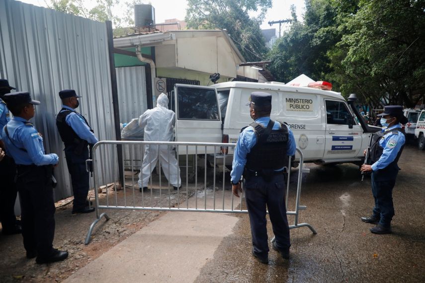 Expertos forenses descargan un cuerpo extraído de una prisión de mujeres en la morgue médica en Tegucigalpa, Honduras. 46 reclusas murieron durante un motín que se registró en la cárcel de Tamara.