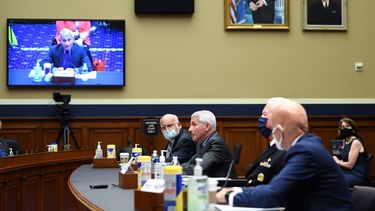 El m&aacute;ximo experto del gobierno estadounidense en enfermedades infecciosas, Anthony Fauci, director de la unidad de enfermedades infecciosas en los Institutos Nacionales de Salud (segundo desde la izquierda), comparece ante la comisi&oacute;n de Energ&iacute;a y Comercio de la C&aacute;mara de Representantes, en Washington, el martes 23 de junio de 2020. Fauci se declar&oacute; el martes cautelosamente optimista de que habr&aacute; una vacuna contra el coronavirus para fines de ese a&ntilde;o o comienzos del siguiente, pero advirti&oacute; que las pr&oacute;ximas semanas ser&aacute;n cr&iacute;ticas para eliminar los focos de infecci&oacute;n que perduran en el pa&iacute;s.&nbsp;