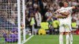 El delantero francés del Real Madrid, Kylian Mbappé (D), celebra su segundo gol con el centrocampista turco, Arda Güler, durante un partido de Liga contra el Valencia CF en el Estadio Santiago Bernabéu de Madrid, el 1 de noviembre de 2025.&nbsp;