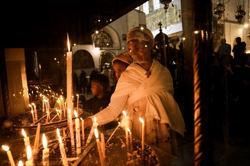 Una mujer etíope visita la Iglesia de la Natividad, que se alza en el lugar donde tradicionalmente se cree que nació Jesús, en Belén, Cisjordania. Los negocios están floreciendo esta Navidad en la ciudad natal de Jesús después de dos años de recesión debido a la pandemia de coronavirus.