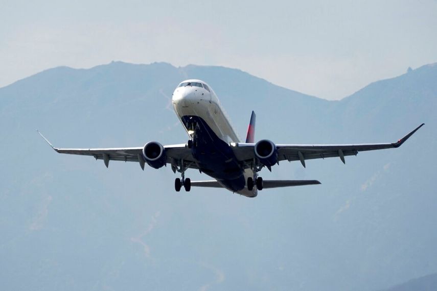 Un avión de pasajeros de Delta Air Lines toma altura tras el despegue del Aeropuerto Hollywood Burbank, California. &nbsp;