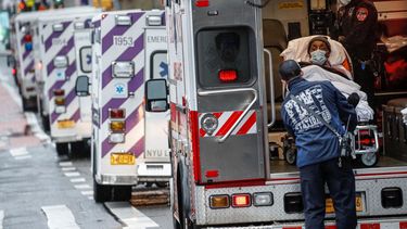 En esta fotograf&iacute;a del lunes 13 de abril de 2020, un paciente llega en una ambulancia al Centro M&eacute;dico NYU Langone en Nueva York.&nbsp;