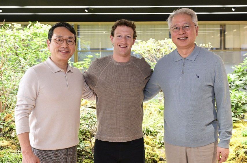 En esta foto proporcionada por LG Electronics, su director ejecutivo William Cho, izquierda, el director ejecutivo de Meta Mark Zuckerberg y el director de operaciones de LG Kwon Bong-seok posan tras su reunión en la sede de la empresa, en las Torres Gemelas LG en Seúl, Corea del Sur, el miércoles 28 de febrero de 2024.&nbsp;