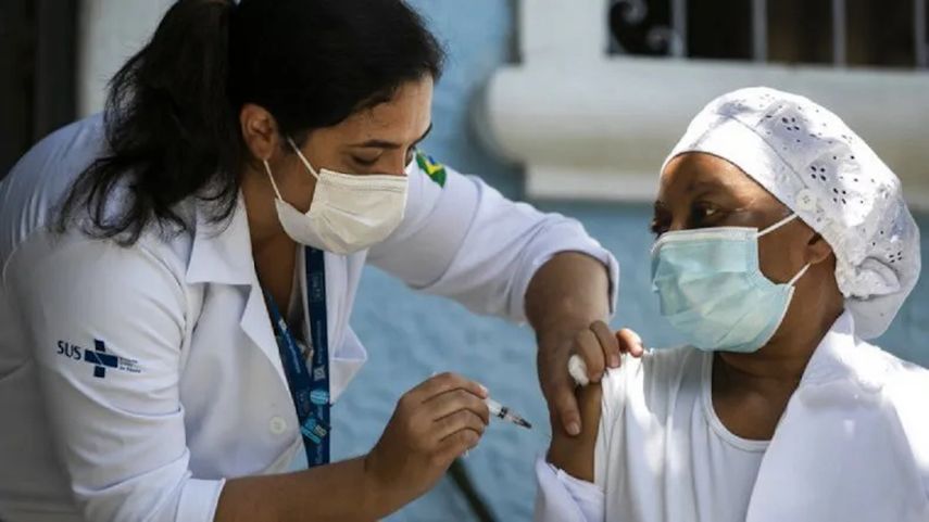 La enfermera Angela Cassiano recibe una vacuna contra el coronavirus fabricada por la empresa china Sinovac, el miércoles 20 de enero de 2021, en el hogar de ancianos donde trabaja en Río de Janeiro, Brasil. &nbsp;