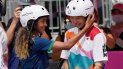 La brasileña Rayssa Leal, ganadora de la medalla de plata, felicita a la japonesa Momiji Nishiya tras su triunfo en la final del skateboarding femenino de los Juegos Olímpicos de Tokio 2020 La brasileña Rayssa Leal, ganadora de la medalla de plata, felicita a la japonesa Momiji Nishiya tras su triunfo en la final del skateboarding femenino de los Juegos Olímpicos de Tokio 2020