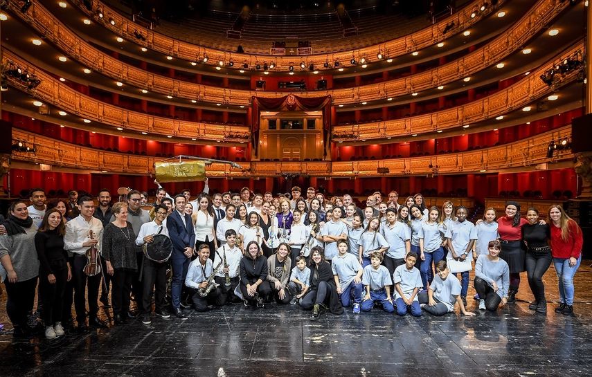 La orquesta de Cateura surgi&oacute; hace m&aacute;s de 15 a&ntilde;os de la mano de Favio Ch&aacute;vez, m&uacute;sico y t&eacute;cnico de medio ambiente y actualmente director de la formaci&oacute;n musical.&nbsp;