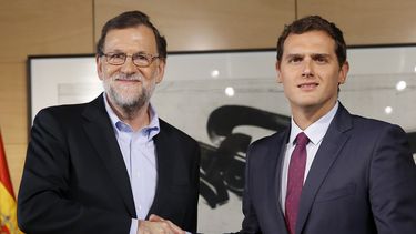 El presidente del Gobierno en funciones, Mariano&nbsp;Rajoy, y el líder de Ciudadanos, Albert Rivera, se saludan al inicio de la reunión que han mantenido en el Congreso&nbsp;