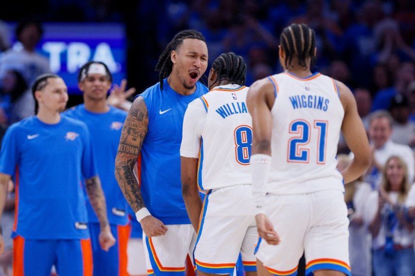 Jalen Williams (8), del Thunder de Oklahoma City, festeja con su compañero Jaylin Williams, en el primer partido de las semifinales de la Conferencia Oeste ante los Mavericks de Dallas, el martes 7 de mayo de 2024&nbsp;