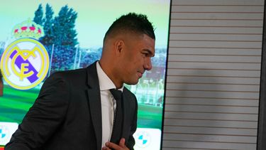 Casemiro sonríe durante una rueda de prensa de despedida en la ciudad deportiva del Real Madrid, el lunes 22 de agosto de 2022.