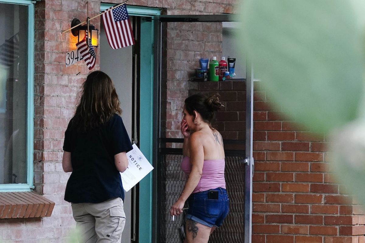Kristen Randall con una funcionaria que le informa que podría perder la vivienda en Tucson, Arizona, el 24 de septiembre del 2021. Si bien mucha gente ha perdido su vivienda en EEUU debido a la crisis económica causada por la pandemia, el drástico aumento que tantos temían no se concretó, al parecer porque muchos propietarios prefieren seguir recibiendo la asistencia del gobierno. Kristen Randall con una funcionaria que le informa que podría perder la vivienda en Tucson, Arizona, el 24 de septiembre del 2021. Si bien mucha gente ha perdido su vivienda en EEUU debido a la crisis económica causada por la pandemia, el drástico aumento que tantos temían no se concretó, al parecer porque muchos propietarios prefieren seguir recibiendo la asistencia del gobierno.