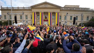 Colombia vive una polarización política, mientras la oposición va a las calles, simpatizantes de Petro se aglomeran en la casa presidencial.&nbsp;