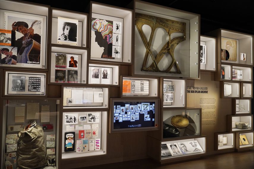 Objetos históricos del Centro Bob Dylan en una pare el jueves 5 de mayo de 2022 en Tulsa, Oklahoma. El centro y archivo ofrece una experiencia inmersiva, especio para presentaciones en vivo y alberga miles de objetos que pertenecieron a Dylan.