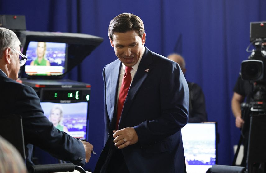 El gobernador de Florida, Ron DeSantis, es visto en la Spin Room después del primer debate primario presidencial republicano en el Fiserv Forum en Milwaukee, Wisconsin, el 23 de agosto de 2023.  