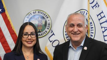 Presidenta del Concejo de Hialeah , Jackie García Roves, junto al alcalde Esteban Bovo.  