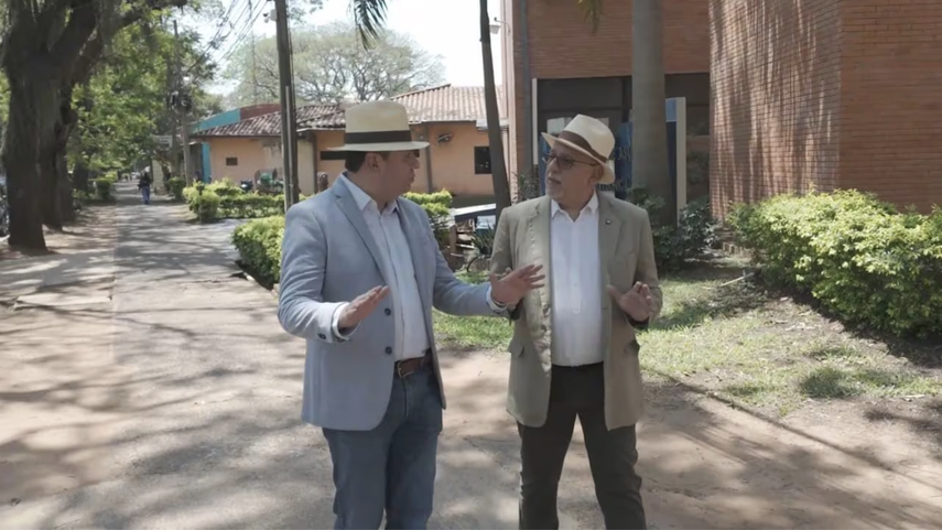 Boris Santos Gómez Úzqueda y Victorio Oxilia Dávalos conversan en la UNA sobre la perspectiva de la industria energética en Paraguay y Latinoamérica.&nbsp;