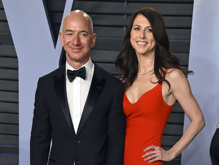 Jeff Bezos y su entonces esposa MacKenzie llegan a una fiesta con motivo de los Oscar organizada por la revista Vanity Fair en Beverly Hills, California.