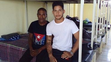 El opositor cubano Daniel Llorente (izq) junto a su hijo Eliezer en Nuevo Laredo, México.&nbsp;