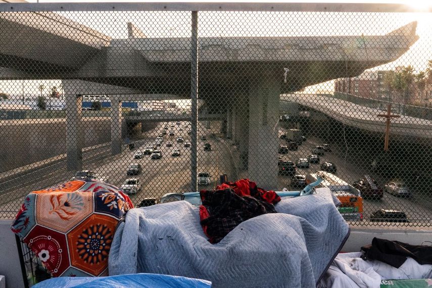 Un campamento de desamparados es visto en un puente sobre la autopista CA-110 en Los Ángeles.