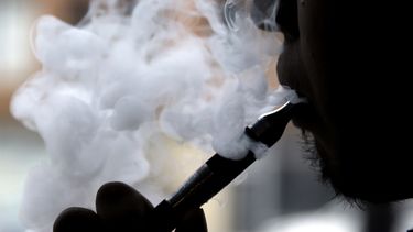 Un hombre fuma con un cigarrillo electr&oacute;nico en Chicago, el 23 de abril de 2014.&nbsp;