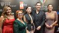 Gema López y Liliam Hernández, fundadoras de Universal Cinergía Dubbing, junto a los actores tucos Neslihan Atagül y Kadir Doulu y la presentadora Lourdes Stephen.&nbsp;