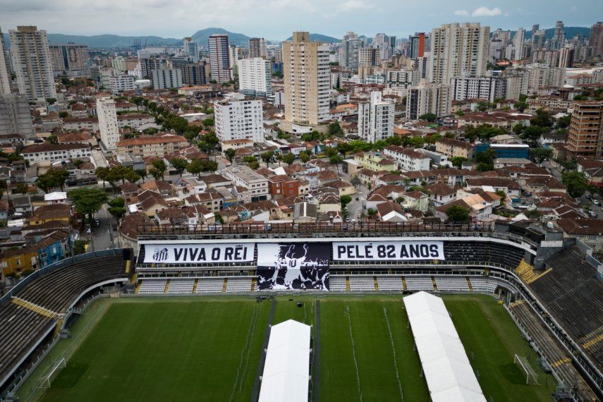 Fotografía del 31 de diciembre de 2022 en la que se ve unas pancartas gigantes que dicen en portugués Viva el Rey Pelé, 82 años en las gradas del estadio Vila Belmiro, casa del club Santos, donde se efectuará el lunes 2 de enero de 2023 el funeral del otrora astro del fútbol en la ciudad de Santos, Brasil.&nbsp;