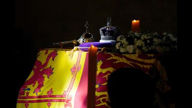 Un rayo de luz brilla sobre el féretro y joyas de la reina Isabel II envuelto en el estandarte de la Corona Imperial de Estado, el orbe y el cetro de la soberana durante sus honores de Estado de cuerpo presente en el catafalco en el Salón Westminster Hall, en el Palacio de Westminster, en Londres, el sábado 17 de septiembre de 2022.