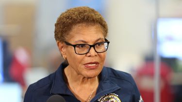 La alcaldesa de Los Ángeles, Karen Bass, habla durante una conferencia de prensa en el Centro de Operaciones de Emergencia de la Ciudad de Los Ángeles el 9 de junio de 2025, en respuesta a las protestas contra las operaciones federales de inmigración.