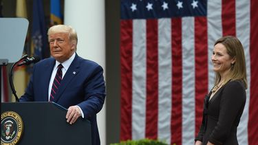 El presidente de los Estados Unidos, Donald Trump, anuncia a su candidata a la Corte Suprema de los Estados Unidos, la jueza Amy Coney Barrett (derecha), en el Rose Garden de la Casa Blanca en Washington, DC el 26 de septiembre de 2020. Barrett, si el Senado lo confirma, reemplazar&aacute; a la jueza Ruth Bader Ginsburg, quien muri&oacute; el 18 de septiembre.&nbsp;