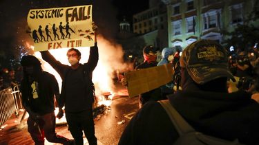 Manifestantes protestan en Washington el domingo 31 de mayo de 2020, cerca de la Casa Blanca, por la muerte de George Floyd, quien falleci&oacute; a manos de la polic&iacute;a en Minnesota. El letrero dice: &iquest;Cu&aacute;ntos m&aacute;s?&nbsp;