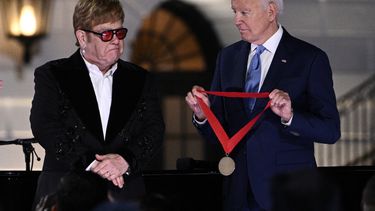 El presidente Joe Biden entrega la Medalla Nacional de Humanidades al músico británico Elton John.&nbsp;