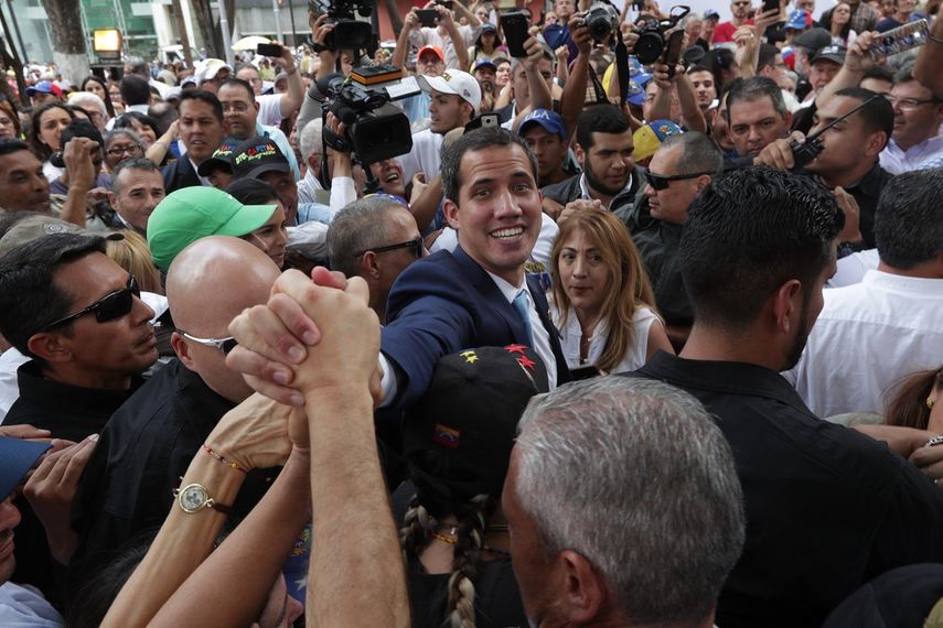 El presidente encargado de Venezuela, Juan Guaidó, saluda a sus seguidores a su llegada el 19 de abril de 2019 un cabildo abierto en el municipio de Chacao, perteneciente a Caracas, en su lucha por el cese de la usurpación del poder por Nicolás Maduro.&nbsp;