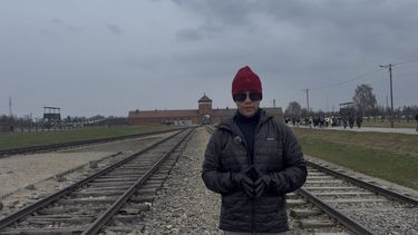 Las vías conducen a un destino que comenzó en lugares como el gueto de Varsovia , desde donde miles fueron deportados hacia&nbsp;Auschwitz-Birkenau