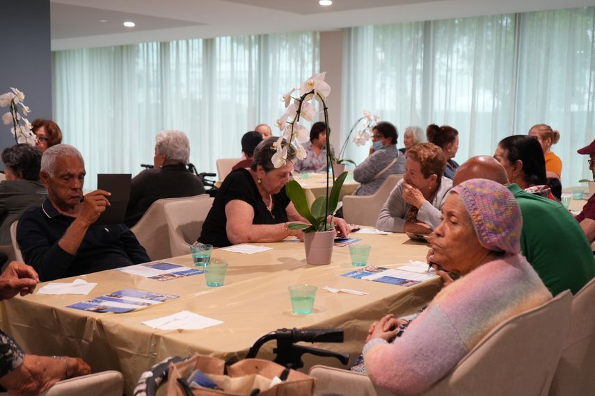 Personas de la tercera edad en el edificio Haley Sofge en Miami. Personas de la tercera edad en el edificio Haley Sofge en Miami.
